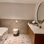 아파트 The Wooden House, Spacious, Garden, New And Modern