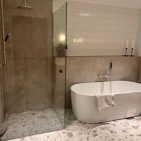 The Wooden House, Spacious, Garden, New And Modern Apartamento *