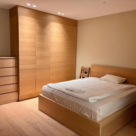 The Wooden House, Spacious, Garden, Brand New, Modern *
