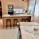 The Wooden House, Spacious, Garden, New And Modern 아파트 *