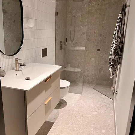 The Wooden House, Spacious, Garden, Brand New, Modern Apartment
