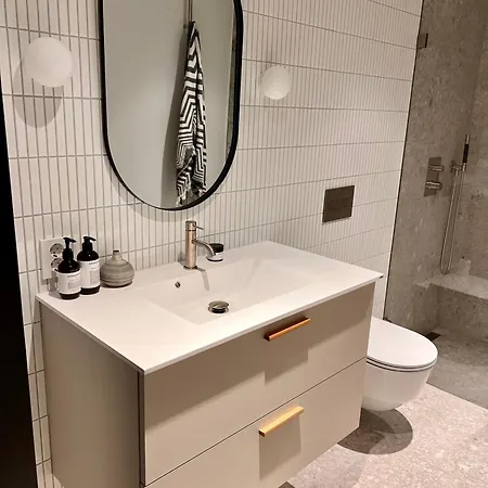 The Wooden House, Spacious, Garden, Brand New, Modern Apartment *
