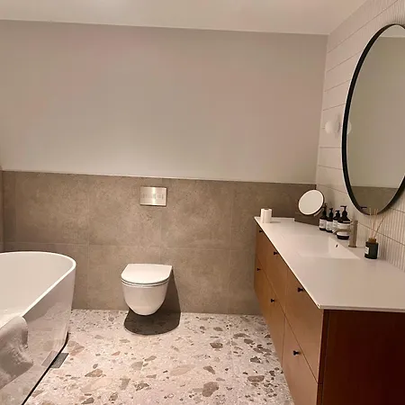 Leilighet The Wooden House, Spacious, Garden, New And Modern