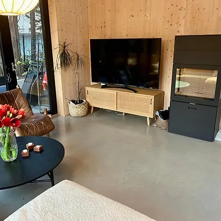 The Wooden House, Spacious, Garden, Brand New, Modern Apartment